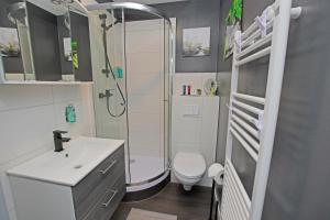 A bathroom at Pension zur Perle