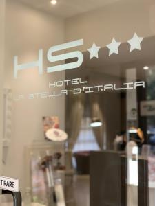 una señal para un hotel con estrellas en una ventana en Hotel Stella, en Módena