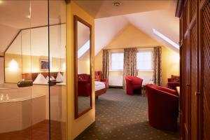 Hotel & Restaurant Stern في غموند: غرفة الفندق بسرير ومرآة
