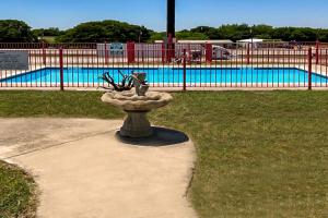 Bazén v ubytování OYO Hotel Decatur TX Hwy 287 Northwest nebo v jeho okolí