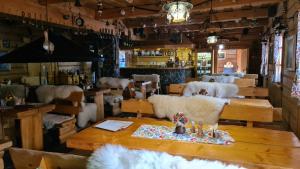 Hotel Koliba في سينيتش: غرفة طعام مع طاولة وبعض الكراسي