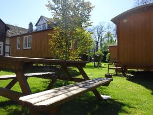 a picnic table in the grass next to a building at Zirkuswagen in Holzminden