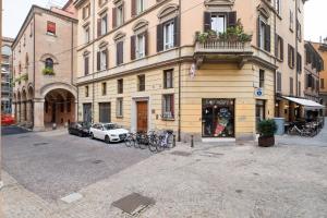 um edifício com bicicletas estacionadas em frente em Nel cuore del Centro Storico Cozy Apartment em Bolonha