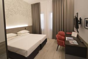 Una cama o camas en una habitación de Hotel Friuli 40 fotos más