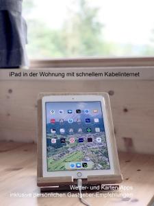 un iPad en una caja sentada en una mesa en Bio Ferienwohnung am Wildsee in Seefeld, en Seefeld in Tirol
