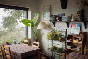 a dining room with a table and a window at Alojamiento Rural Camino Beturia in Cabeza la Vaca