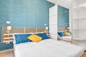 ein Schlafzimmer mit einem Bett und einer blauen Wand in der Unterkunft Vista su San Luca Apartment in Bologna