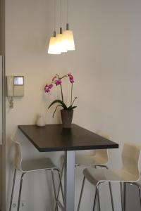 a dining room table with a potted plant on it at Le 6ème côté Foch in Lyon