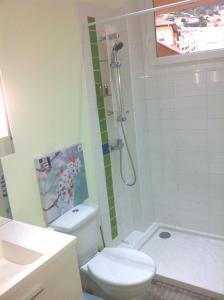 ボーソレイユにあるF1 50 m de Monaco Palais de Franceのバスルーム(白いトイレ、シャワー付)