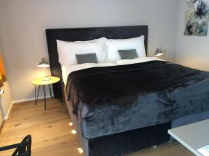 um quarto com uma cama grande e uma mesa em BARONE HOTEL RISTORANTE em Aadorf