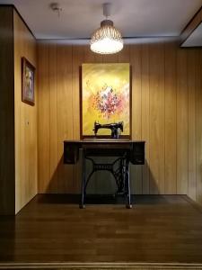 una mesa en una habitación con un cuadro en la pared en Secret Garden Kyoto, en Kioto
