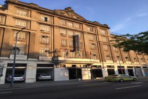 Hotel Barão De Tefé في ريو دي جانيرو: مبنى كبير فيه سيارات تقف امامه