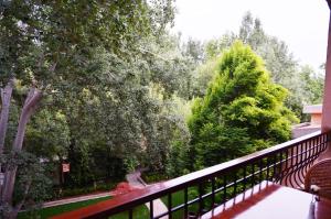 - Balcón con vistas al jardín en Massabki Hotel en Chtaura
