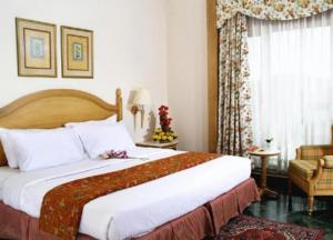 Postel nebo postele na pokoji v ubytování Savoy Suites Noida + 25 fotografií