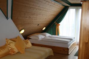Łóżko lub łóżka w pokoju w obiekcie Hotel Asperner Löwe