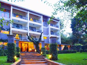 un bâtiment avec des escaliers en face de celui-ci dans l'établissement Palacina The Residence & The Suites, à Nairobi