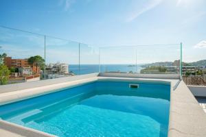 uma piscina com vista para o oceano a partir de uma casa em Villa Harmonía en Palma piscina/mar/playa em Palma de Maiorca