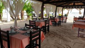 Um restaurante ou outro lugar para comer em Pousada o Forte