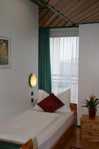 Łóżko lub łóżka w pokoju w obiekcie Hotel Asperner Löwe