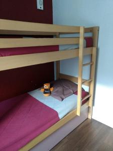 łóżko piętrowe z wypchanym zwierzęciem na dolnym łóżku piętrowym w obiekcie VVF Val-Cenis Haute-Maurienne w mieście Lanslevillard