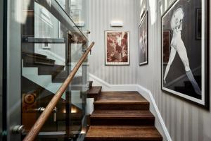 un couloir avec un escalier doté d'une rampe en verre dans l'établissement Hotel Teatro Boutique Old Town, à Varsovie