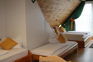 Łóżko lub łóżka w pokoju w obiekcie Hotel Asperner Löwe