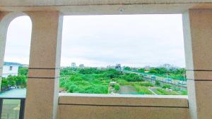 een raam met uitzicht op de stad bij A Whole Lifetime in Hualien