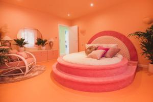 ein Schlafzimmer mit einem runden Bett in einem Zimmer in der Unterkunft The Courtyard Suite by Margate Suites in Margate