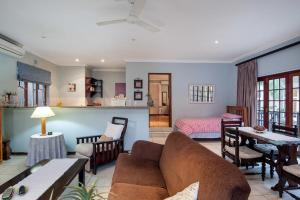 een woonkamer met een bank en een tafel bij The Brother's Guest House in Durban