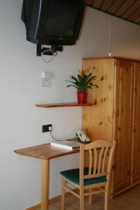 a desk with a computer and a chair and a monitor at Hotel Asperner Löwe in Vienna