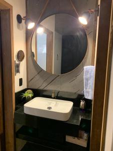 Phòng tắm tại Casa Canoa - climatizada e com piscina