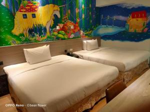 
A bed or beds in a room at Legend Hotel Kaohsiung Pier2
