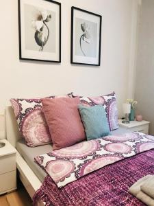 a bedroom with pink and purple pillows on a bed at No2 TOP Apartment4YOU - 3 Zimmer, 1-6 Pers, Saarbrücken - Jägersfreude Saarbruecken in Saarbrücken