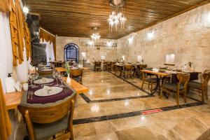 A restaurant or other place to eat at Imperial Cave Suites & Spa