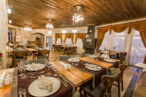 A restaurant or other place to eat at Imperial Cave Suites & Spa