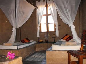 En eller flere senge i et værelse på Fort Sesfontein Lodge & Safaris