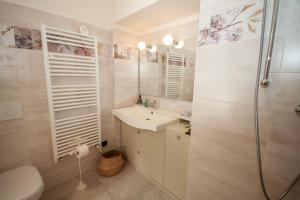 A bathroom at Casa Julia - Menaggio by LoveComo