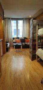 塞拉內華達的住宿－GRAN ESTUDiO MARIBEL，客厅配有沙发和桌子