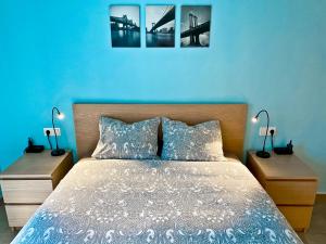 Säng eller sängar i ett rum på Urban Manresa-City center apartment with balcony