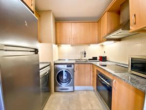 uma cozinha com uma máquina de lavar roupa e uma máquina de lavar louça em Urban Manresa-City center apartment with balcony em Manresa