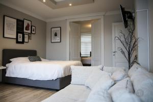 a living room with a bed and a couch at Maison avec Jacuzzi 5ch in Verviers