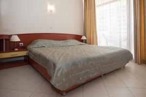 سرير أو أسرّة في غرفة في Aparthotel Poseidon