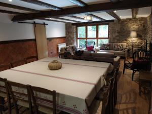 uma sala de jantar com uma mesa e um sofá em Casa Rural Mizkerrenea, Ituren, Navarra em Ituren