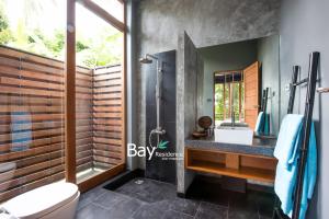 Ein Badezimmer in der Unterkunft Bay Villas Koh Phangan