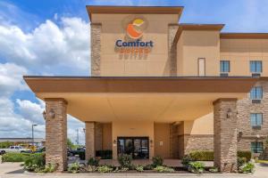 uma vista frontal de um hotel de suites confortáveis em Comfort Suites Buda - Austin South em Buda