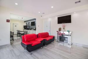 uma sala de estar com um sofá vermelho e uma lareira em Econo Lodge Inn & Suites Humble FM1960 - IAH Airport em Humble