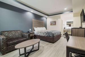 Gallery image of Econo Lodge Inn & Suites Humble FM1960 - IAH Airport in Humble