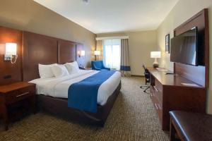 um quarto de hotel com uma cama grande e uma televisão em Comfort Inn East Windsor - Springfield em East Windsor