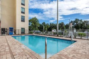 蓋恩斯維爾的住宿－Comfort Suites Gainesville Near University，大楼前的游泳池