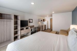 Ένα ή περισσότερα κρεβάτια σε δωμάτιο στο WoodSpring Suites Tri-Cities Richland